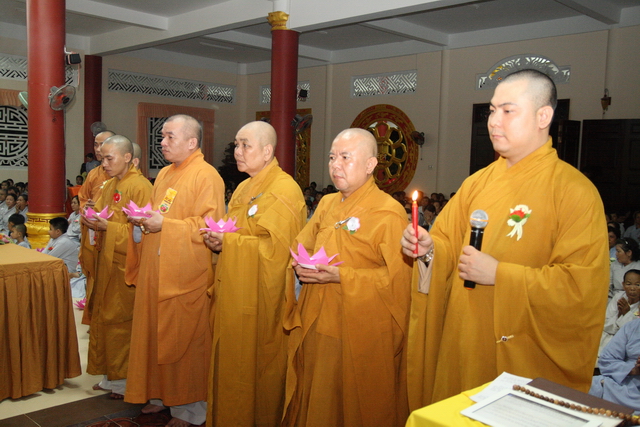 Đồng tháp: Đêm thắp đèn trời, cài hoa tri ân cha mẹ mùa báo hiếu