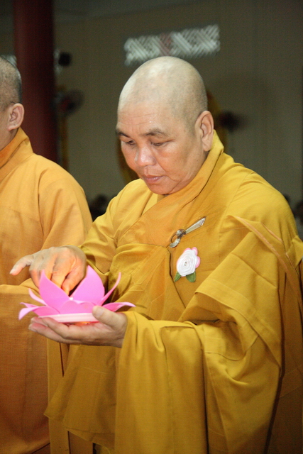 Đồng tháp: Đêm thắp đèn trời, cài hoa tri ân cha mẹ mùa báo hiếu