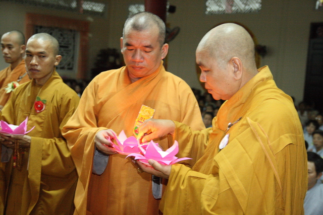 Đồng tháp: Đêm thắp đèn trời, cài hoa tri ân cha mẹ mùa báo hiếu