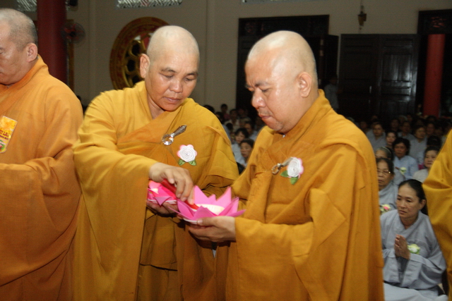 Đồng tháp: Đêm thắp đèn trời, cài hoa tri ân cha mẹ mùa báo hiếu