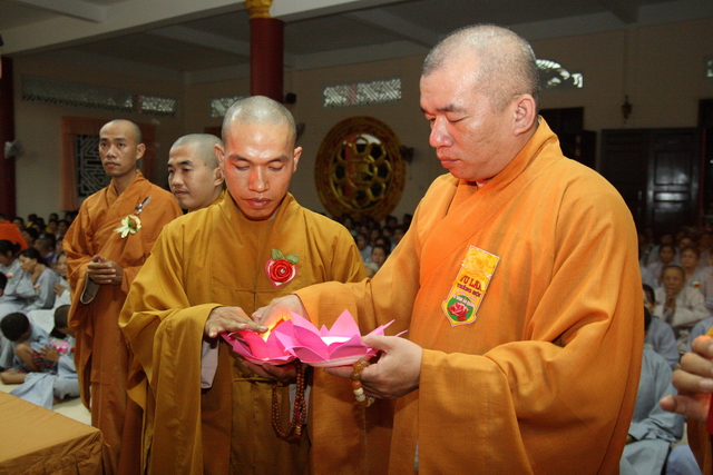 Đồng tháp: Đêm thắp đèn trời, cài hoa tri ân cha mẹ mùa báo hiếu