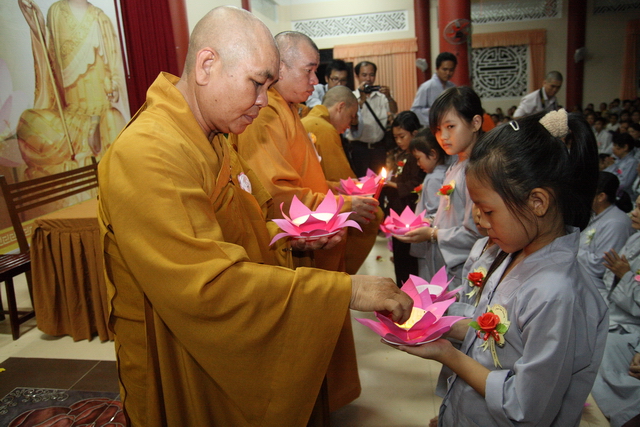 Đồng tháp: Đêm thắp đèn trời, cài hoa tri ân cha mẹ mùa báo hiếu