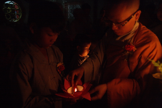 Đồng tháp: Đêm thắp đèn trời, cài hoa tri ân cha mẹ mùa báo hiếu