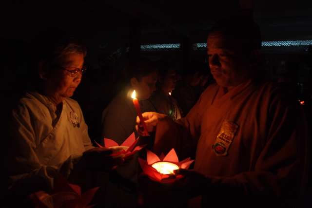 Đồng tháp: Đêm thắp đèn trời, cài hoa tri ân cha mẹ mùa báo hiếu