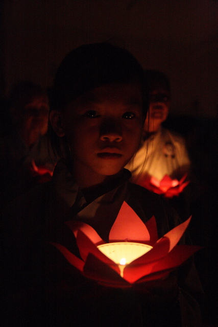 Đồng tháp: Đêm thắp đèn trời, cài hoa tri ân cha mẹ mùa báo hiếu