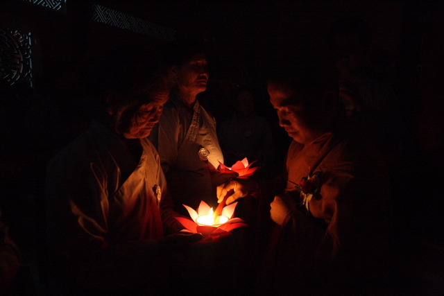 Đồng tháp: Đêm thắp đèn trời, cài hoa tri ân cha mẹ mùa báo hiếu