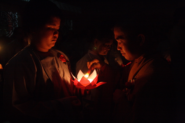 Đồng tháp: Đêm thắp đèn trời, cài hoa tri ân cha mẹ mùa báo hiếu