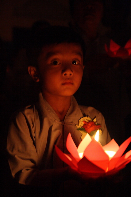 Đồng tháp: Đêm thắp đèn trời, cài hoa tri ân cha mẹ mùa báo hiếu