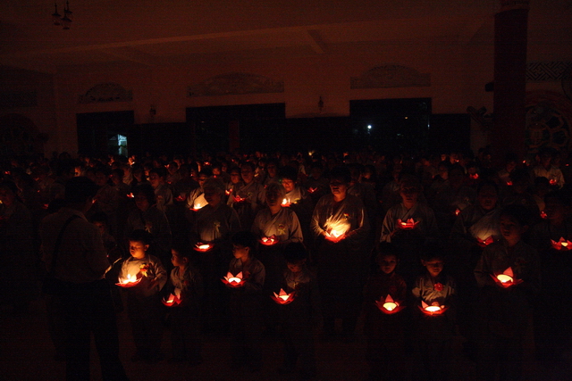 Đồng tháp: Đêm thắp đèn trời, cài hoa tri ân cha mẹ mùa báo hiếu