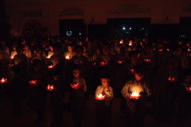 Đồng tháp: Đêm thắp đèn trời, cài hoa tri ân cha mẹ mùa báo hiếu