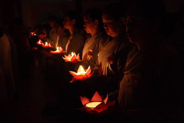 Đồng tháp: Đêm thắp đèn trời, cài hoa tri ân cha mẹ mùa báo hiếu
