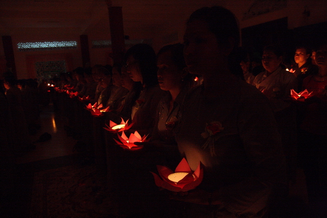 Đồng tháp: Đêm thắp đèn trời, cài hoa tri ân cha mẹ mùa báo hiếu