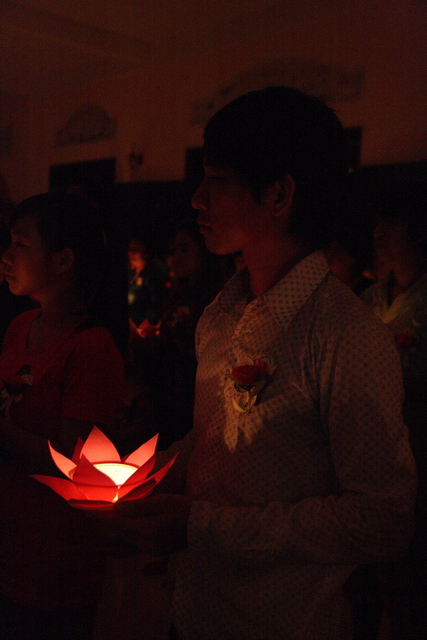 Đồng tháp: Đêm thắp đèn trời, cài hoa tri ân cha mẹ mùa báo hiếu