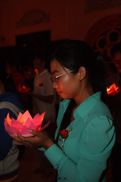 Đồng tháp: Đêm thắp đèn trời, cài hoa tri ân cha mẹ mùa báo hiếu