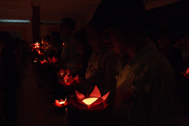 Đồng tháp: Đêm thắp đèn trời, cài hoa tri ân cha mẹ mùa báo hiếu