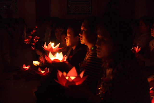 Đồng tháp: Đêm thắp đèn trời, cài hoa tri ân cha mẹ mùa báo hiếu