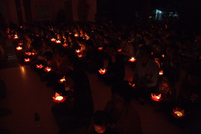 Đồng tháp: Đêm thắp đèn trời, cài hoa tri ân cha mẹ mùa báo hiếu