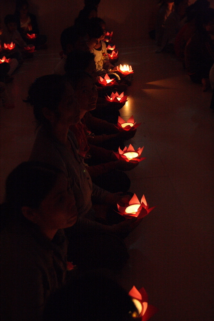 Đồng tháp: Đêm thắp đèn trời, cài hoa tri ân cha mẹ mùa báo hiếu