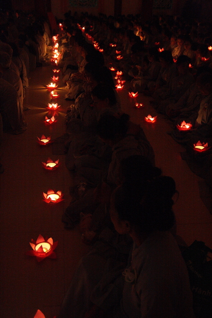 Đồng tháp: Đêm thắp đèn trời, cài hoa tri ân cha mẹ mùa báo hiếu