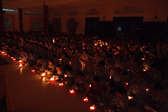 Đồng tháp: Đêm thắp đèn trời, cài hoa tri ân cha mẹ mùa báo hiếu