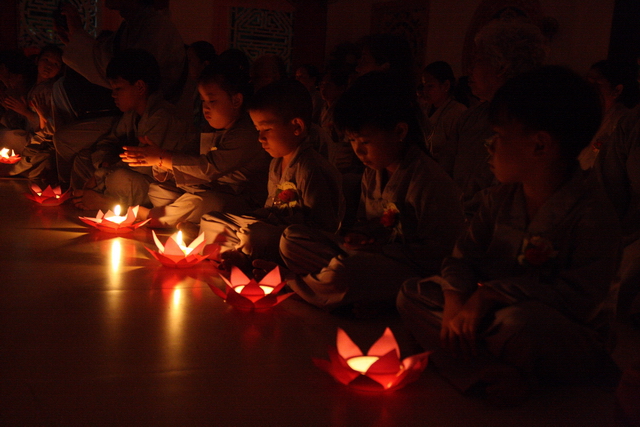 Đồng tháp: Đêm thắp đèn trời, cài hoa tri ân cha mẹ mùa báo hiếu