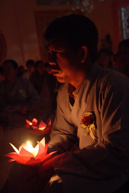 Đồng tháp: Đêm thắp đèn trời, cài hoa tri ân cha mẹ mùa báo hiếu