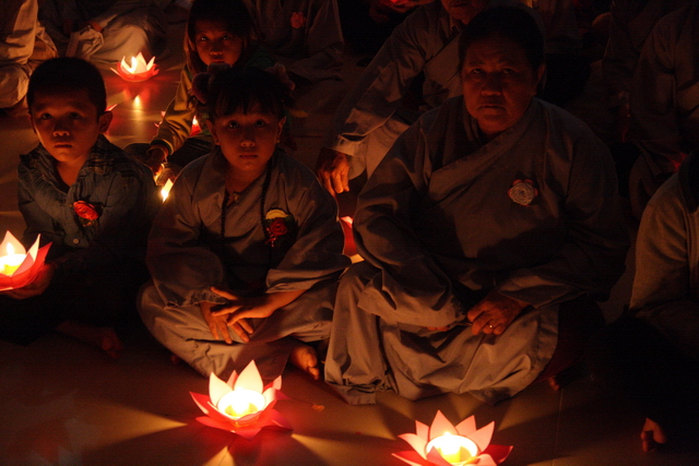 Đồng tháp: Đêm thắp đèn trời, cài hoa tri ân cha mẹ mùa báo hiếu