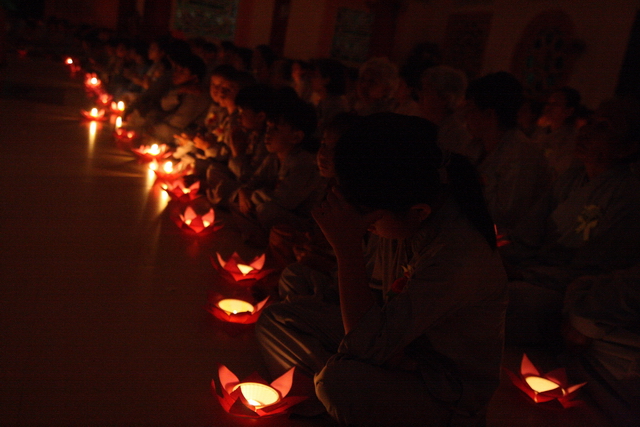 Đồng tháp: Đêm thắp đèn trời, cài hoa tri ân cha mẹ mùa báo hiếu