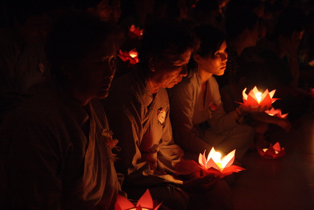 Đồng tháp: Đêm thắp đèn trời, cài hoa tri ân cha mẹ mùa báo hiếu