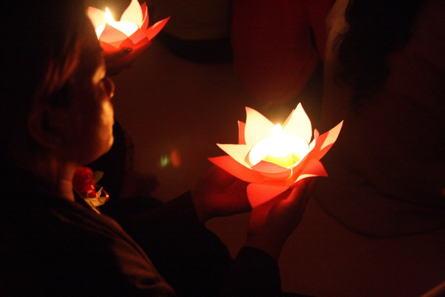 Đồng tháp: Đêm thắp đèn trời, cài hoa tri ân cha mẹ mùa báo hiếu