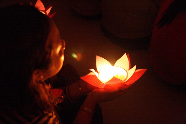 Đồng tháp: Đêm thắp đèn trời, cài hoa tri ân cha mẹ mùa báo hiếu