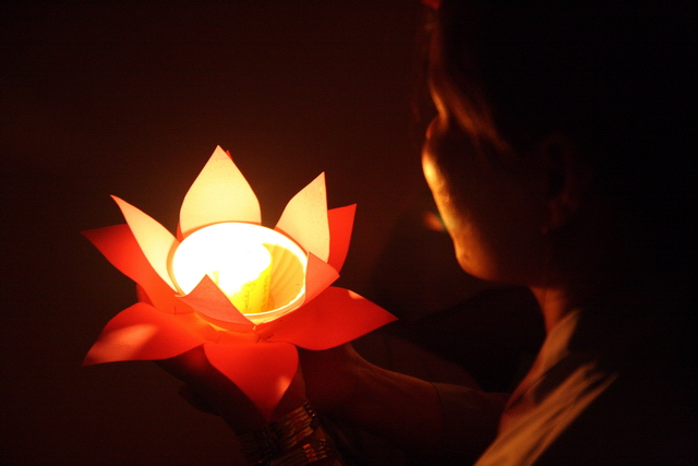 Đồng tháp: Đêm thắp đèn trời, cài hoa tri ân cha mẹ mùa báo hiếu