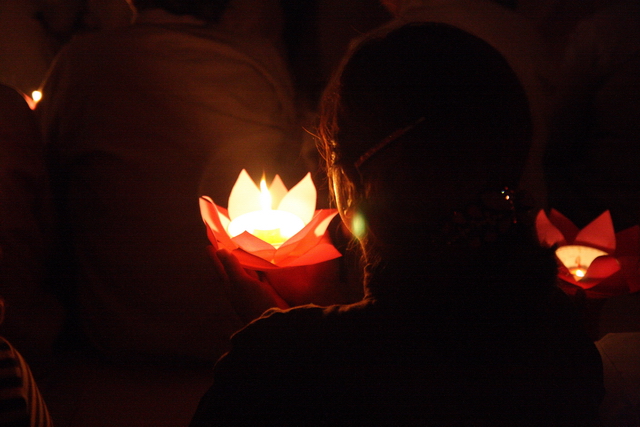 Đồng tháp: Đêm thắp đèn trời, cài hoa tri ân cha mẹ mùa báo hiếu