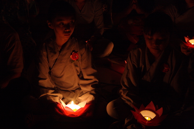 Đồng tháp: Đêm thắp đèn trời, cài hoa tri ân cha mẹ mùa báo hiếu