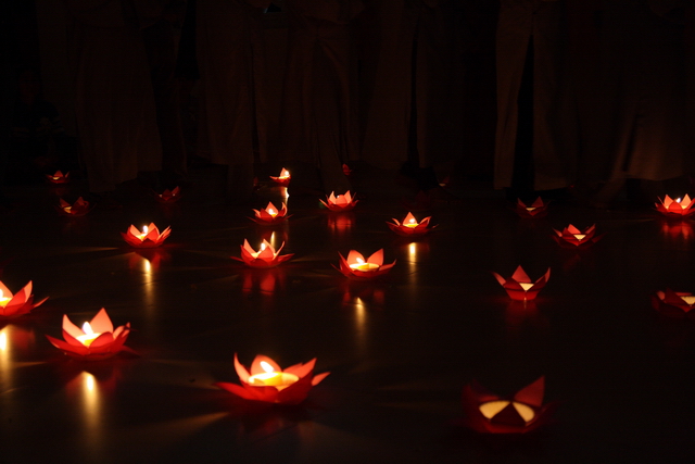 Đồng tháp: Đêm thắp đèn trời, cài hoa tri ân cha mẹ mùa báo hiếu