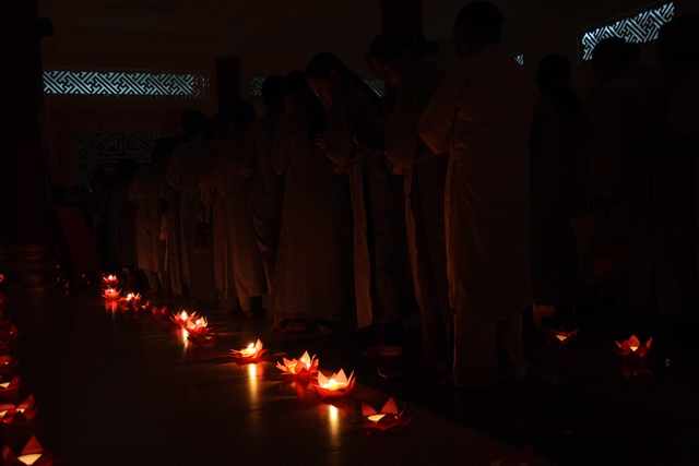 Đồng tháp: Đêm thắp đèn trời, cài hoa tri ân cha mẹ mùa báo hiếu