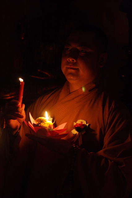 Đồng tháp: Đêm thắp đèn trời, cài hoa tri ân cha mẹ mùa báo hiếu