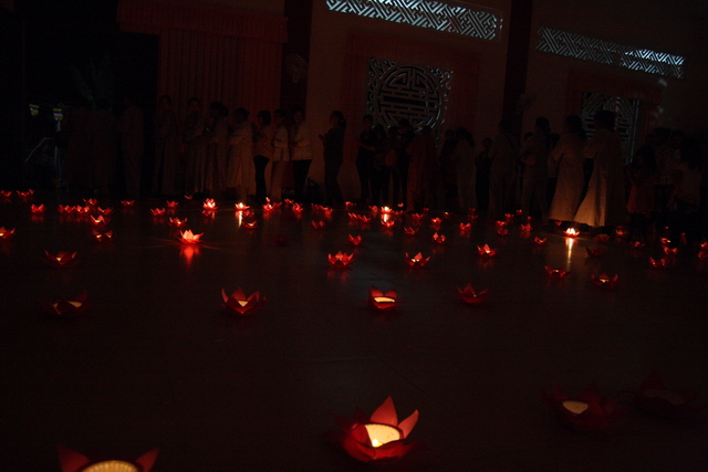 Đồng tháp: Đêm thắp đèn trời, cài hoa tri ân cha mẹ mùa báo hiếu