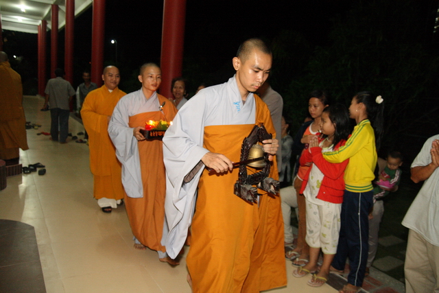 Đồng tháp: Đêm thắp đèn trời, cài hoa tri ân cha mẹ mùa báo hiếu