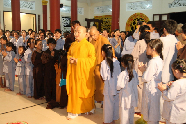 Đồng tháp: Đêm thắp đèn trời, cài hoa tri ân cha mẹ mùa báo hiếu