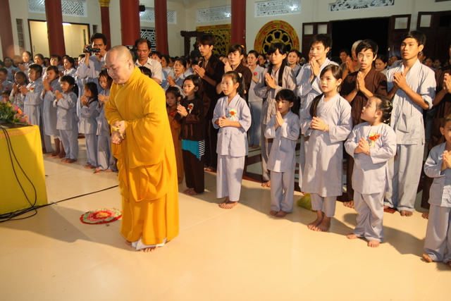 Đồng tháp: Đêm thắp đèn trời, cài hoa tri ân cha mẹ mùa báo hiếu