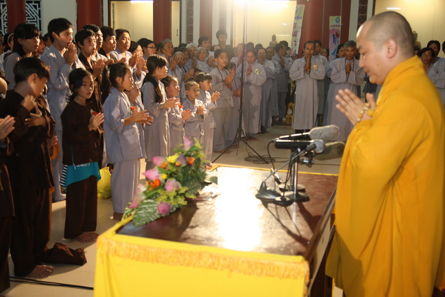 Đồng tháp: Đêm thắp đèn trời, cài hoa tri ân cha mẹ mùa báo hiếu