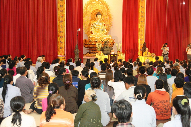 Đồng tháp: Đêm thắp đèn trời, cài hoa tri ân cha mẹ mùa báo hiếu