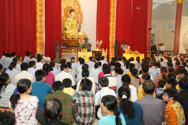 Đồng tháp: Đêm thắp đèn trời, cài hoa tri ân cha mẹ mùa báo hiếu