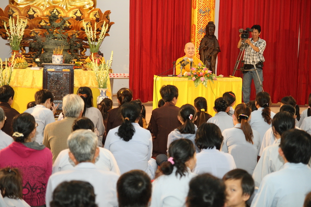 Đồng tháp: Đêm thắp đèn trời, cài hoa tri ân cha mẹ mùa báo hiếu