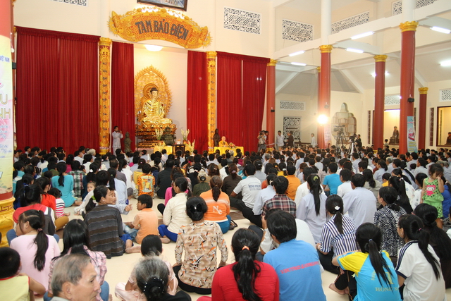 Đồng tháp: Đêm thắp đèn trời, cài hoa tri ân cha mẹ mùa báo hiếu