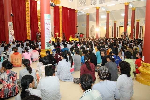 Đồng tháp: Đêm thắp đèn trời, cài hoa tri ân cha mẹ mùa báo hiếu