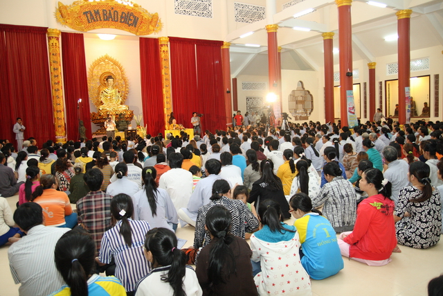 Đồng tháp: Đêm thắp đèn trời, cài hoa tri ân cha mẹ mùa báo hiếu