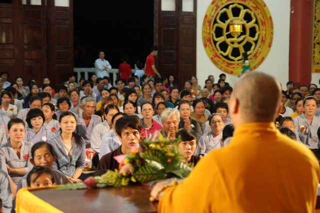 Đồng tháp: Đêm thắp đèn trời, cài hoa tri ân cha mẹ mùa báo hiếu
