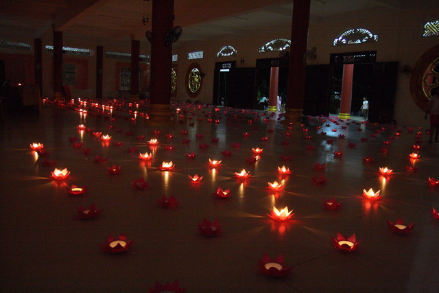 Đồng tháp: Đêm thắp đèn trời, cài hoa tri ân cha mẹ mùa báo hiếu